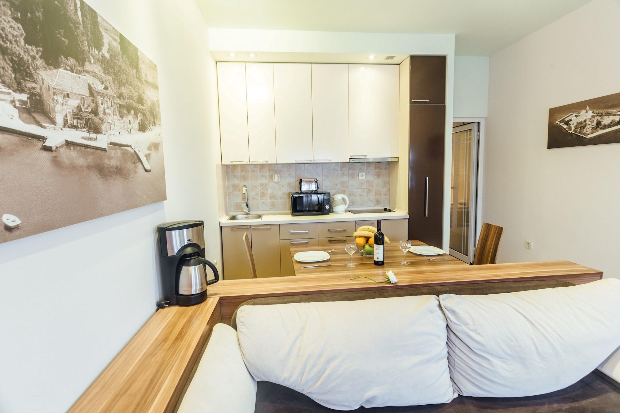 Apartments Monet Tivat Bagian luar foto