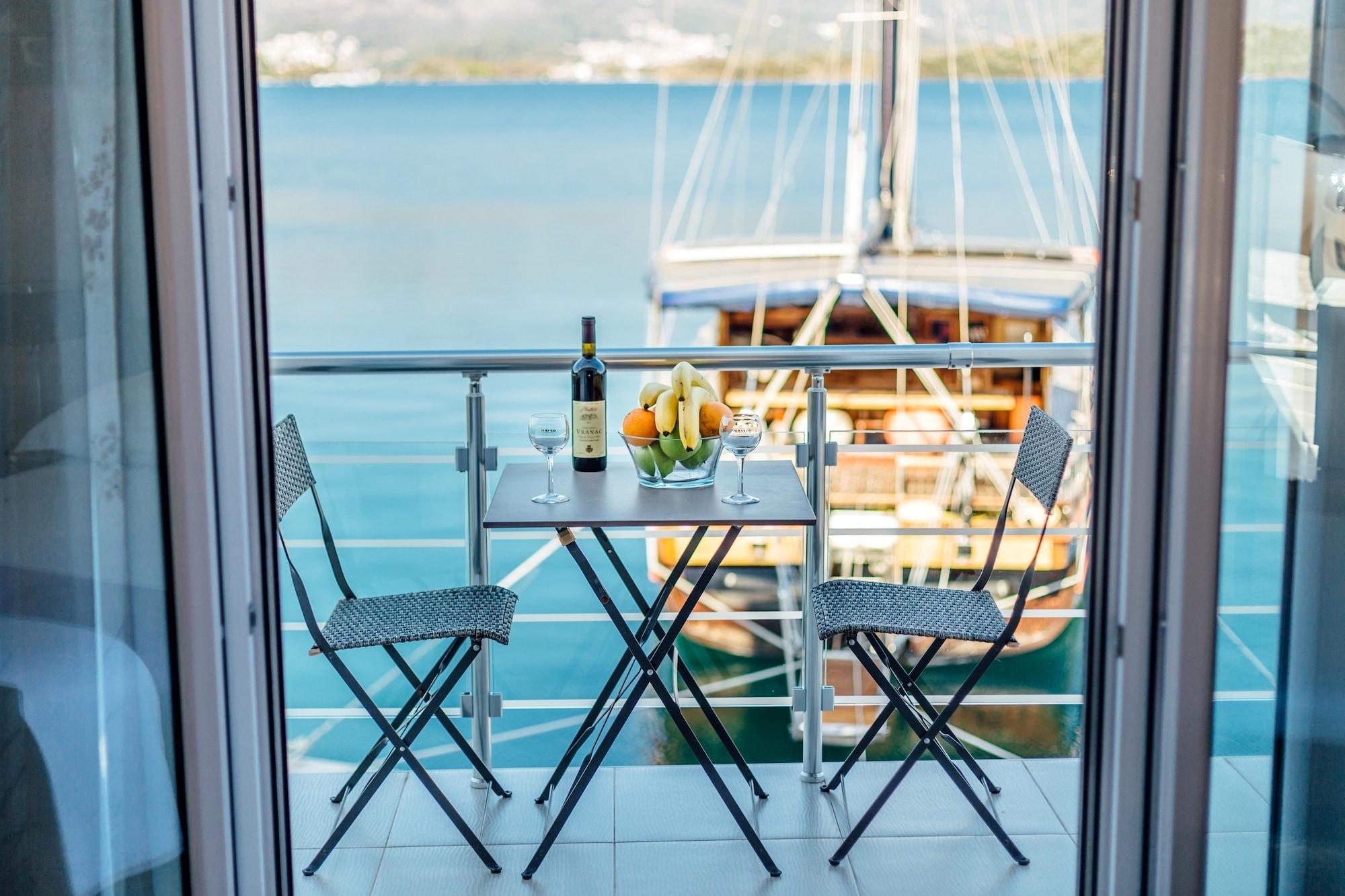 Apartments Monet Tivat Bagian luar foto